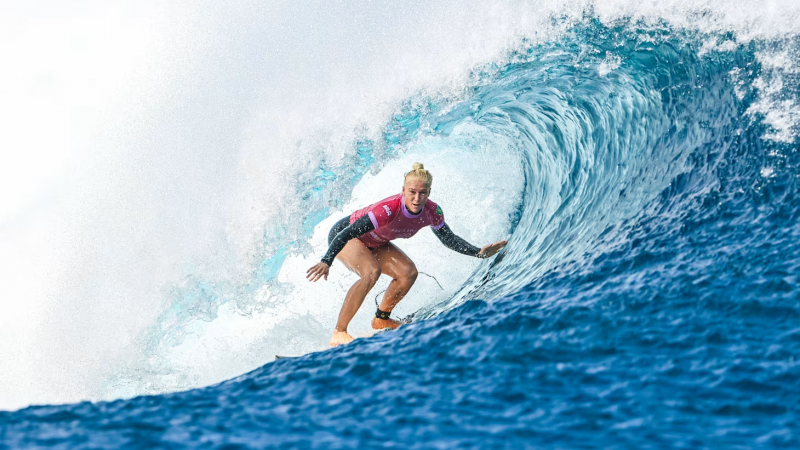 Tatiana Weston-Webb pegando onda