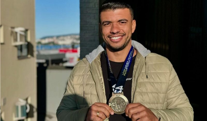 Tauan postou foto com sua medalha da Maratona Internacional de Florianópolis