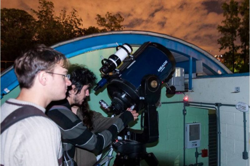 Estudantes observam em telescópio no planetário da UFSC