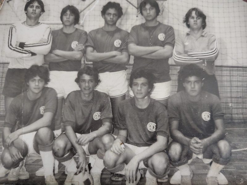 Antigo time de futsal do Colegial – Em pé: Pinto, Domingues, Sarreca, Pedro e Robertinho; agachados: Maurity, Choxo, Alemão e Márcio Werner