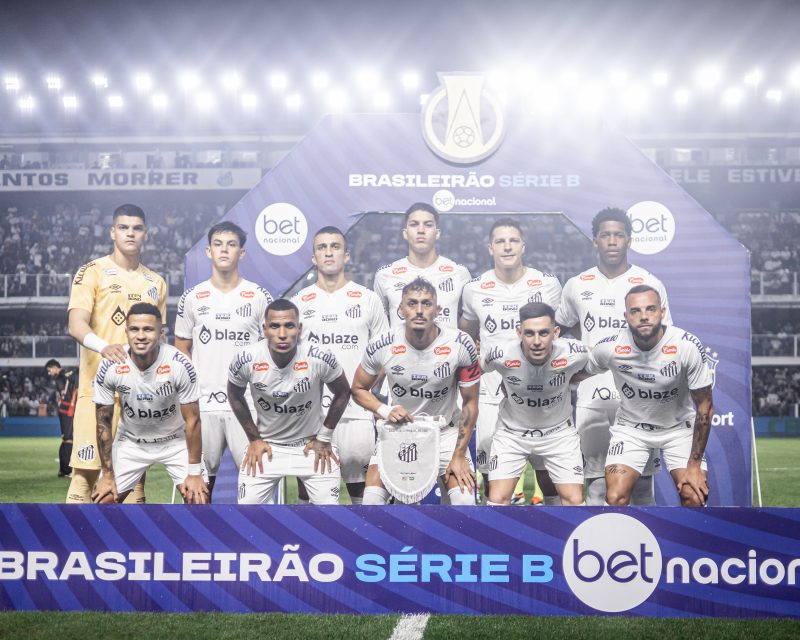 Time do Santos perfilado na Vila Belmiro