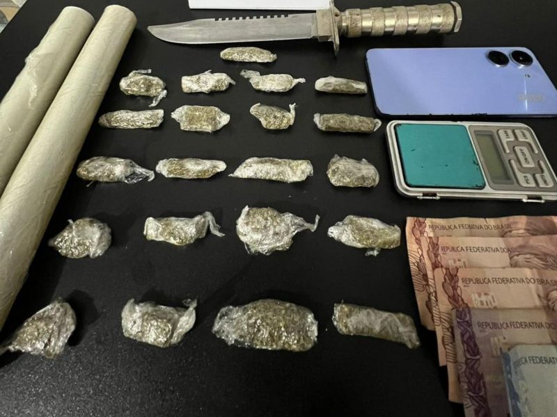 na foto, porções de maconha e celulares apreendidos com jovem preso por tráfico de drogas e corrupção de menor