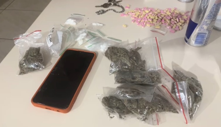 Diversas drogas apreendidas em Chapecó.