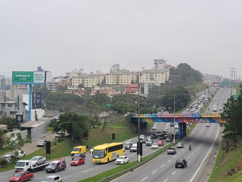 Trânsito na Via Expressa, parte continental de Florianópolis