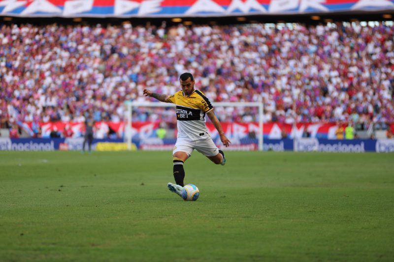 Miguel Trauco durante jogo do Criciúma