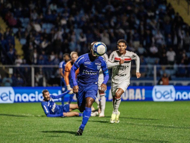 Vagner Love foi contratado para ser o homem-gol do Avaí