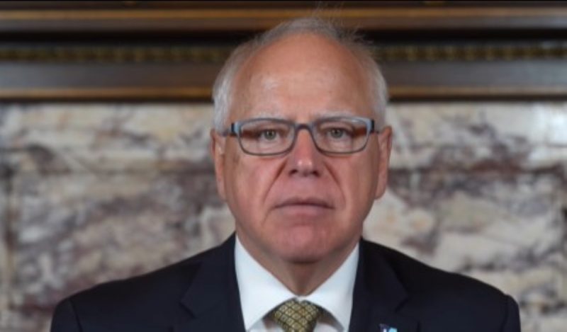 Na foto aparece Tim Walz que será vice de Kamala Harris