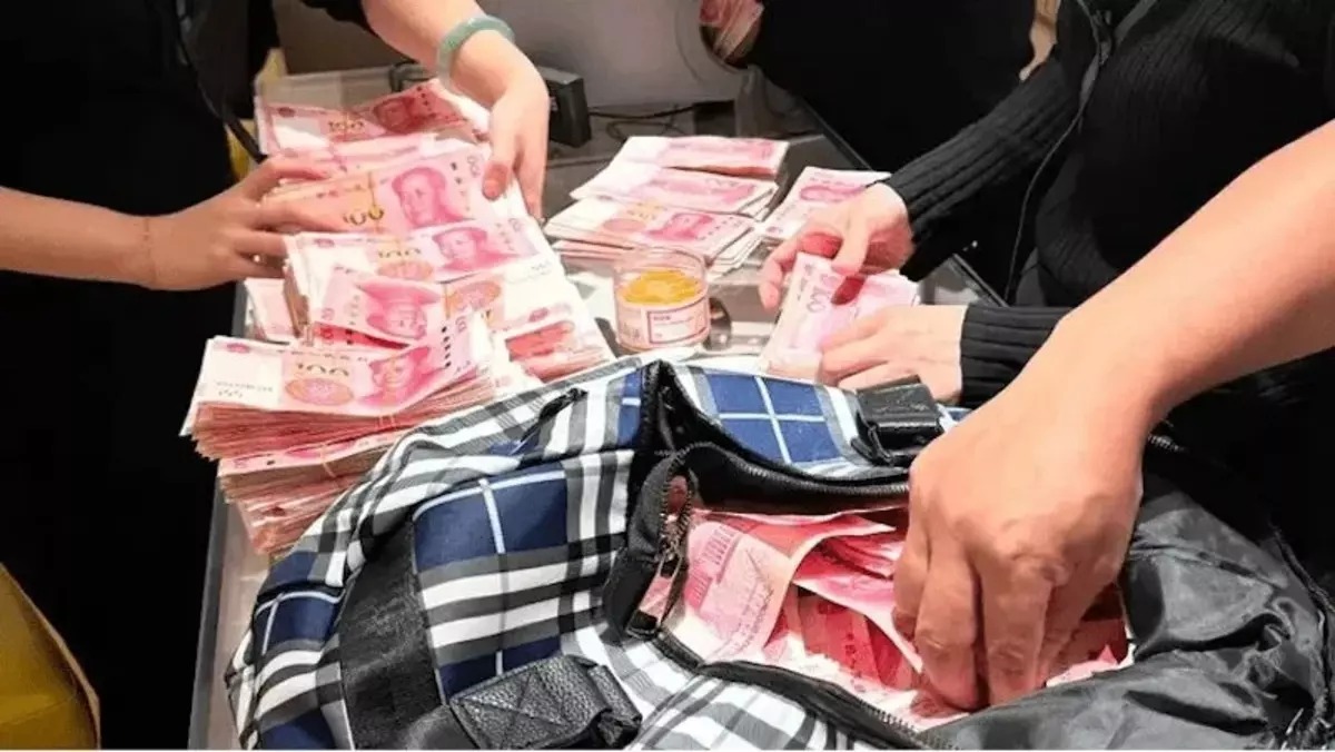 Atendentes da Louis Vuitton contando cédulas