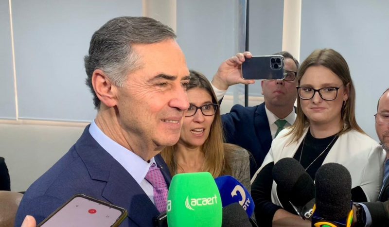 Ministro do STF, Luís Roberto Barroso durante evento em escola em Florianópolis