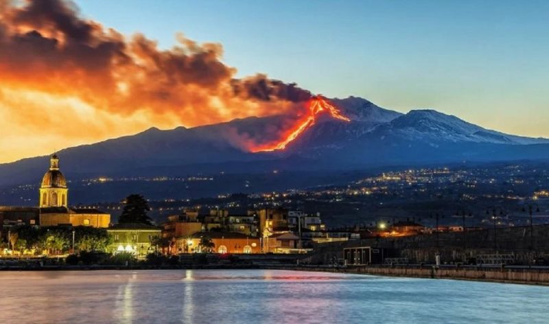 na imagem aparece o Vulcão Etna entrando em erupção