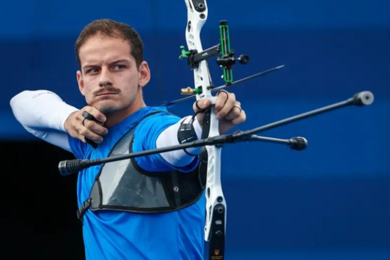 Brasileiro Marcus D’Almeida praticando tiro com arco