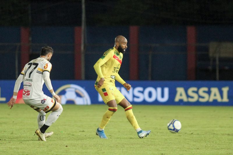 Zagueiro Maurício está fora da temporada do Brusque após romper o tendão de Aquiles