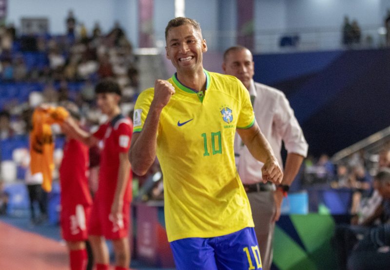 Pito com a camisa amarela da seleção brasileira comemorando