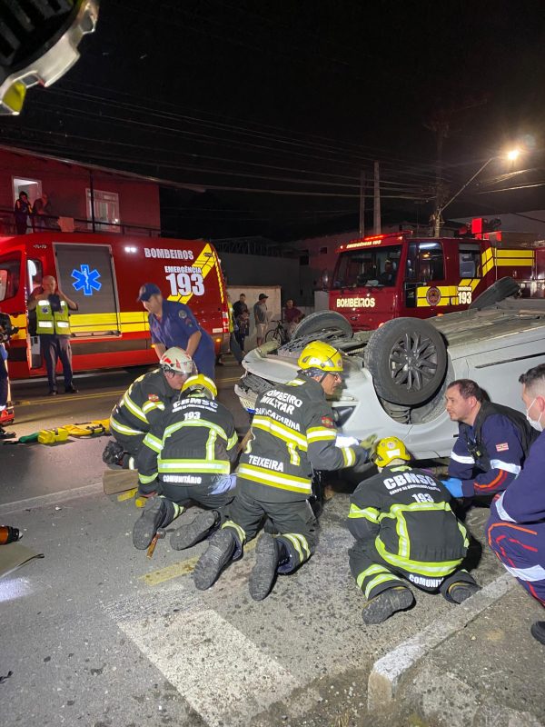 Acidentes de trânsito em Blumenau: condutor de carro sendo socorrido após acidente em 2024