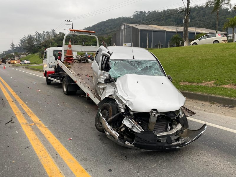 Carro destruído na BR-470 em Blumenau