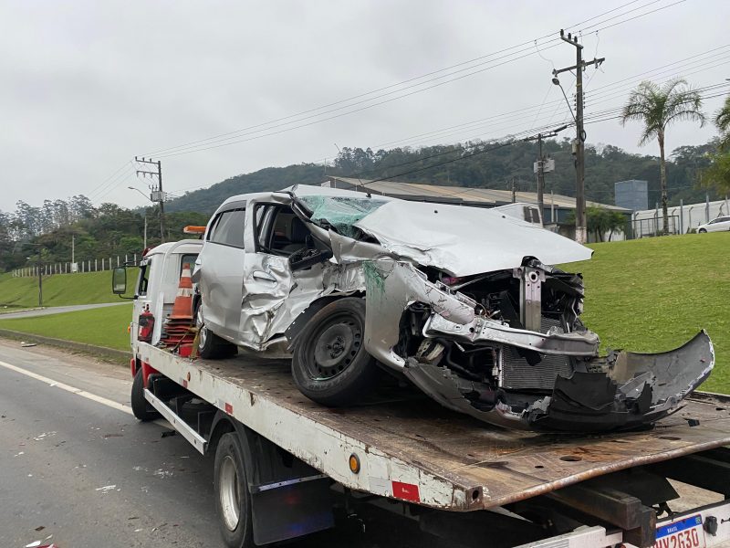 Carro destruído na BR-470 em Blumenau