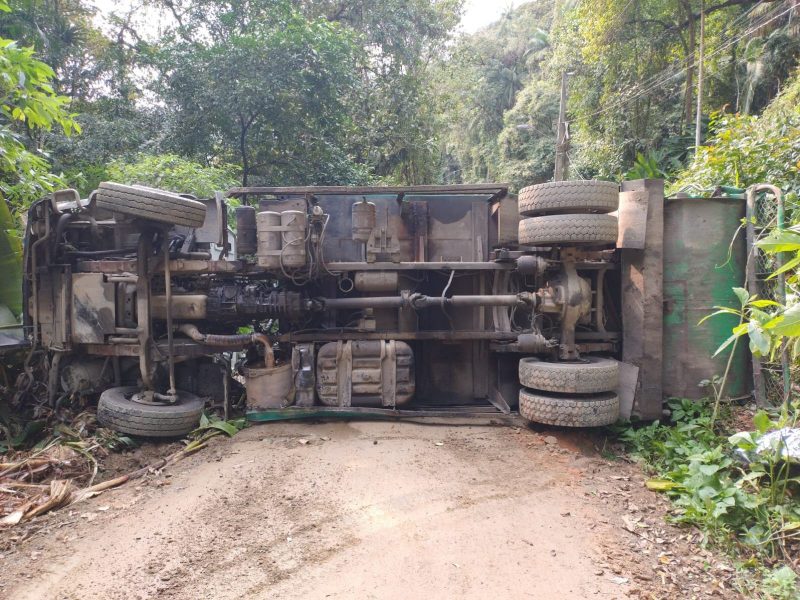 Caminhão de lixo capotado 