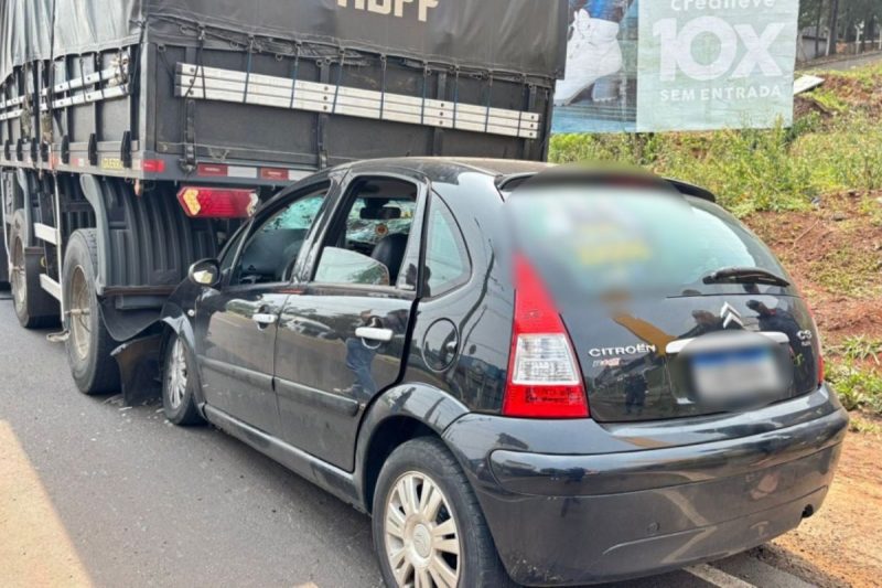 carro citron/c3 preto batido na traseira de uma carreta estacionada no carro estavam mãe e bebê