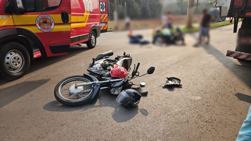 Motociclista fica gravemente ferido após bater na traseira de caminhão em Chapecó