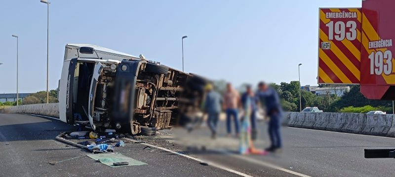 Parte do acesso à BR-480 ficou fechado devido ao tombamento de um caminhão.