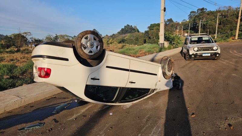 Uma mulher ficou ferida após, perder o controle do veículo e capotar no contorno viário em Chapecó.