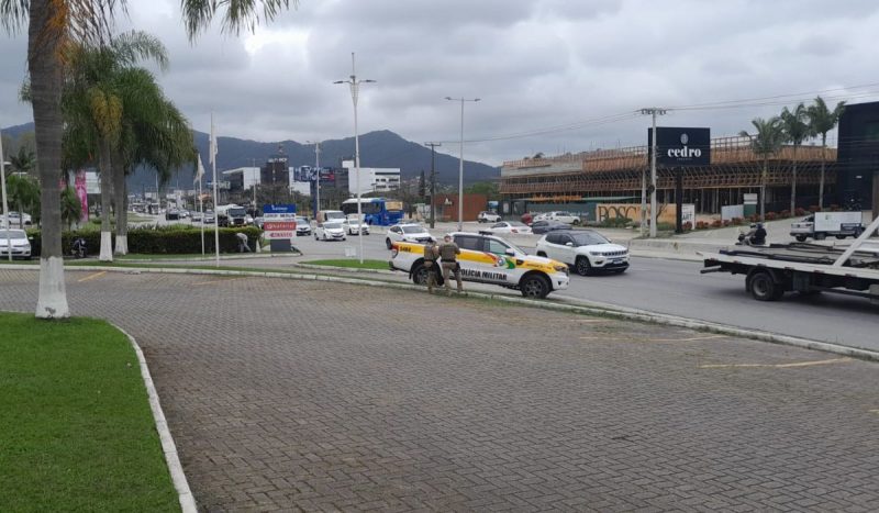 Acidente na SC-401, em Florianópolis, foto mostra viatura da Polícia Militar Rodoviária na rodovia