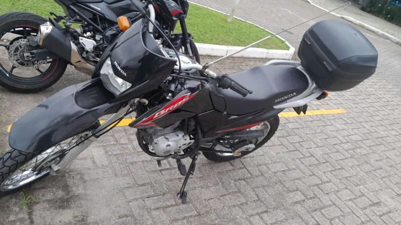 Motociclista bateu no guard-rail – Foto: Balan&ccedil;o Geral/ND