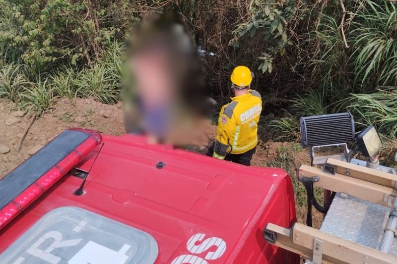 A mulher foi encontrada no local do acidente com dores na região do peito após capotar em ribanceira no Meio-Oeste do Estado