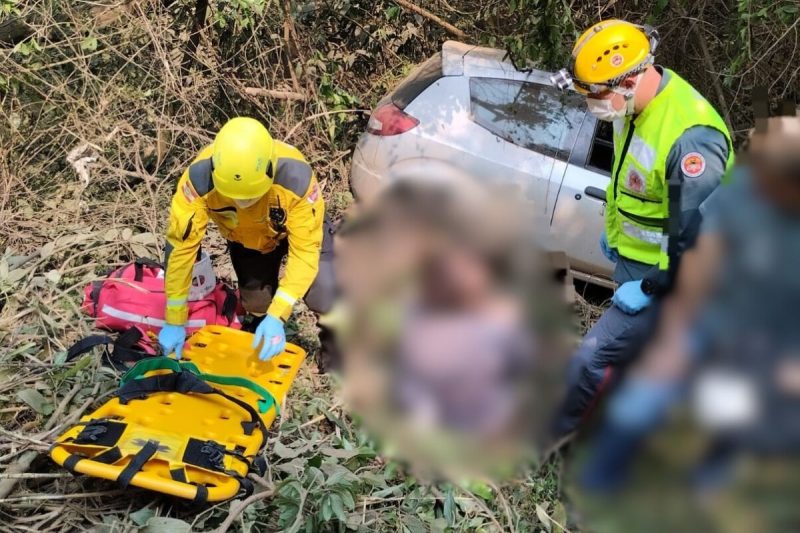 A mulher foi encontrada no local do acidente com dores na região do peito após capotar em ribanceira no Meio-Oeste do Estado