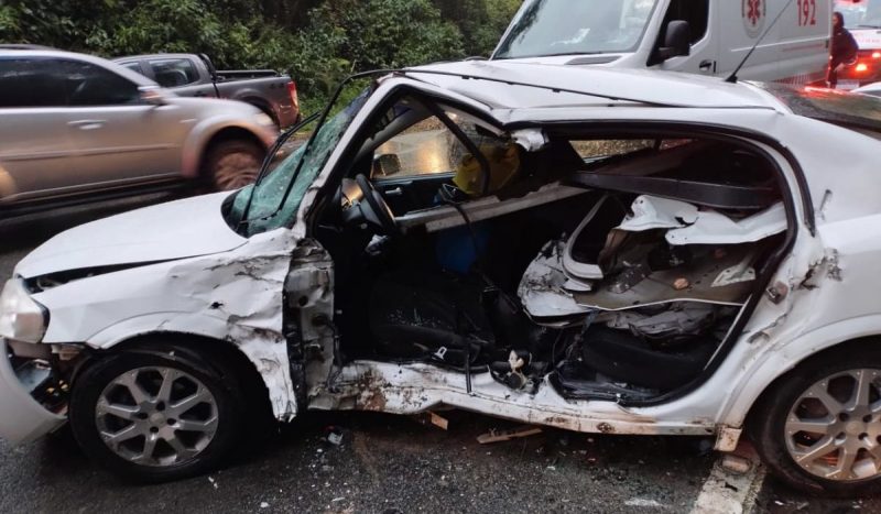 Homem que ficou preso em carro precisou de resgate complexo