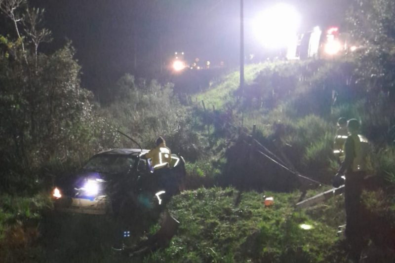 O motorista não foi encontrado após o carro capotar. 