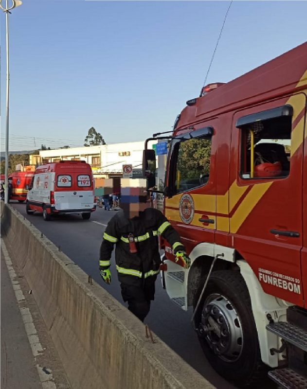 Bombeiros durante atendimento de acidente em Rio do Sul 