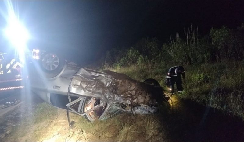 Ford Fiesta ficou virado de cabeça para baixo após acidente na SC-390