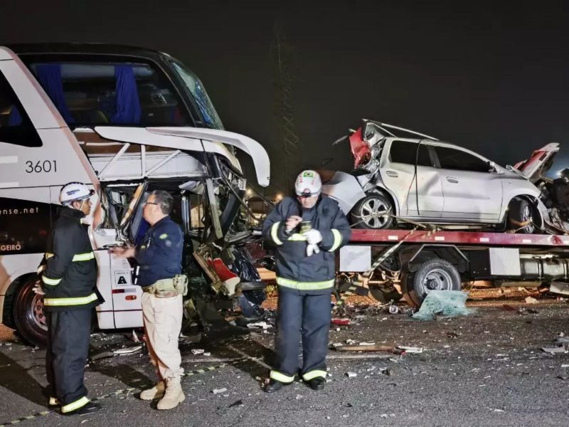 Imagem mostra ônibus com a frente destruída após grave acidente na BR-277