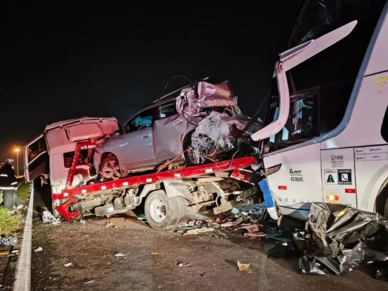 O motorista de ônibus que saiu de Blumenau morreu no local do acidente, na BR-277