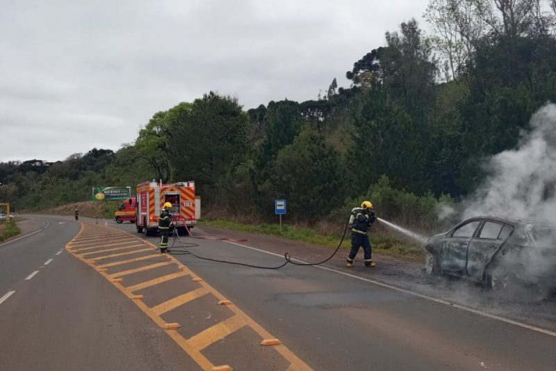 Um incêndio destruiu o carro da motorista grávida. 