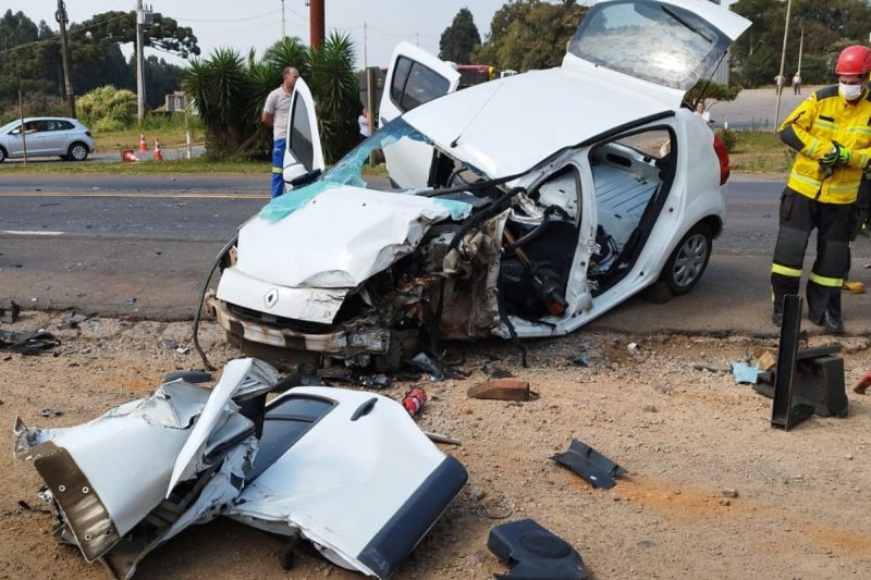 Motorista fica preso às ferragens de carro após acidente com caminhão em SC
