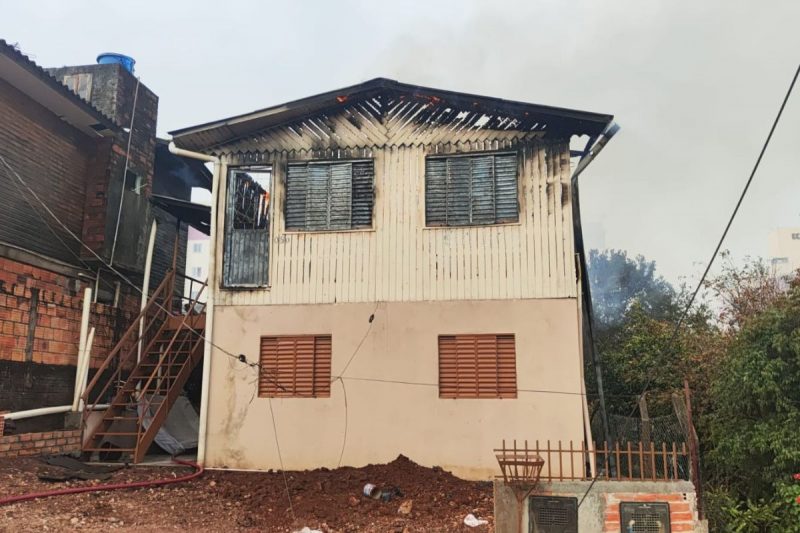 Agressão contra mulher termina com três casas destruídas por incêndio em Chapecó