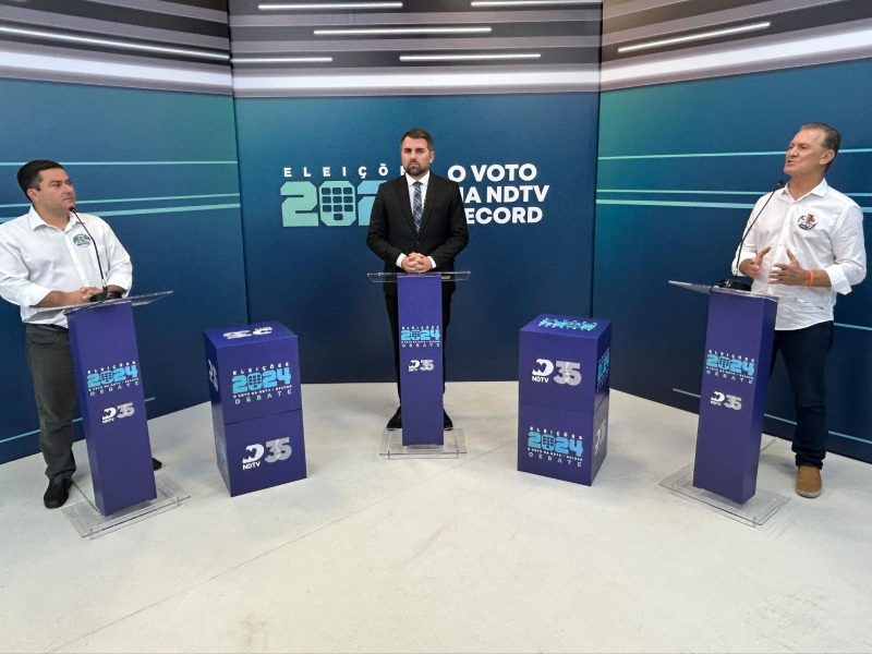 Ricardo Alba e Odair Tramontin no debate dos candidatos a prefeito de Blumenau, na NDTV Record 