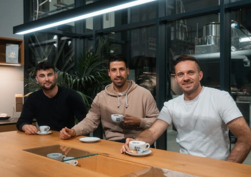 Alemão Khedira é dono de cafeteria com dois amigos