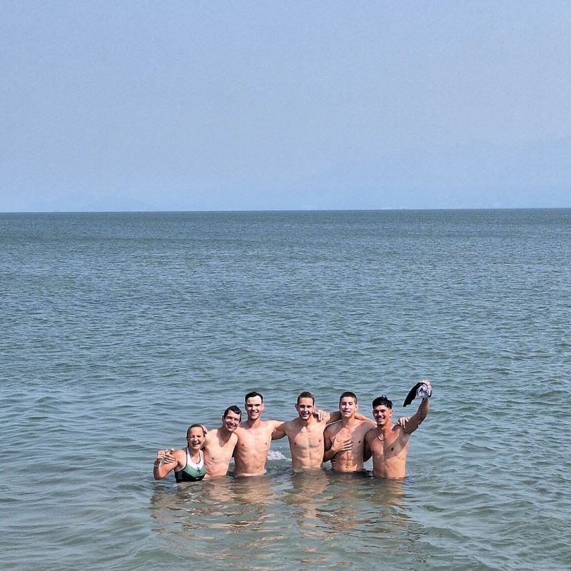 Atletas comemoraram a conquista tamb&eacute;m na &aacute;gua – Foto: CNA/Divulga&ccedil;&atilde;o/ND