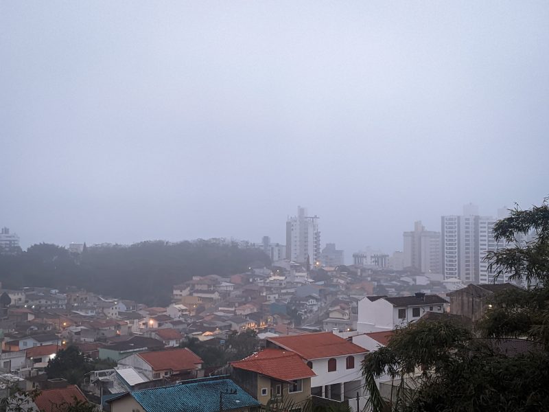 Nuvem de fumaça ao amanhecer em Florianópolis