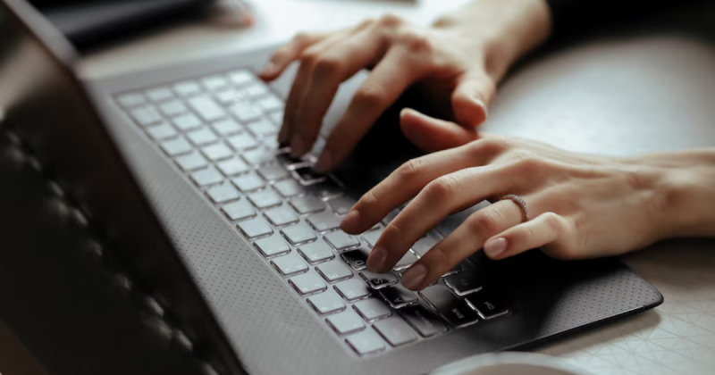 Mãos digitando em computador