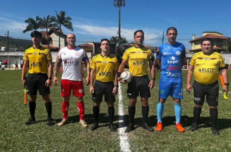 Árbitro Maicon alexandre Elias, com a bola na mão, foi agredido em jogo do amador em Tubarão