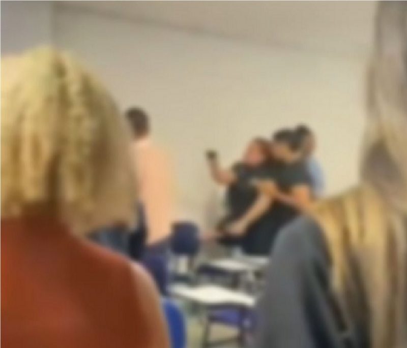 Momento em que aluna saca arma durante briga em faculdade