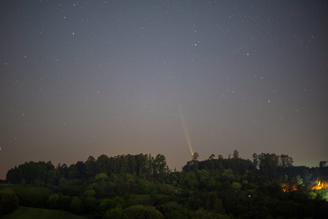 The professor explained that he uses a tripod camera and long exposure techniques to capture images of the comet. - Astronomy Chapeco/Diego Debastiani