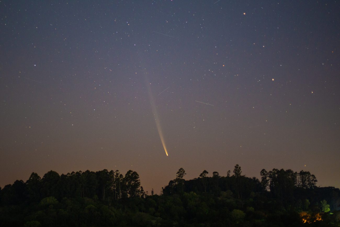 The comet has already passed perihelion, which is the closest point to the sun, and is expected to become brighter in the coming days, as it loses mass and approaches the star. - Astronomy Chapeco/Diego Debastiani