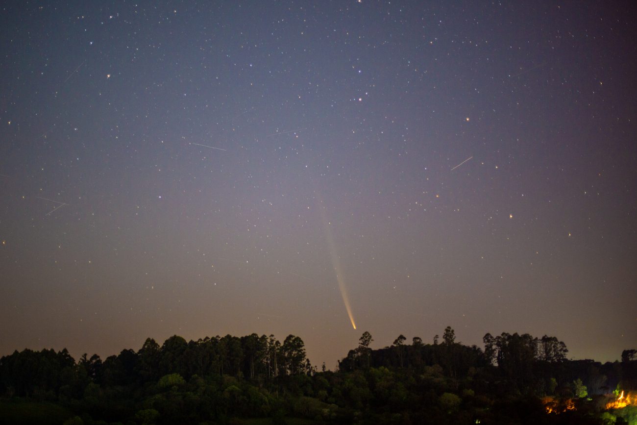 The comet must be at its brightest point before crossing to the other side of the sun and becoming visible at dusk. - Astronomy Chapeco/Diego Debastiani