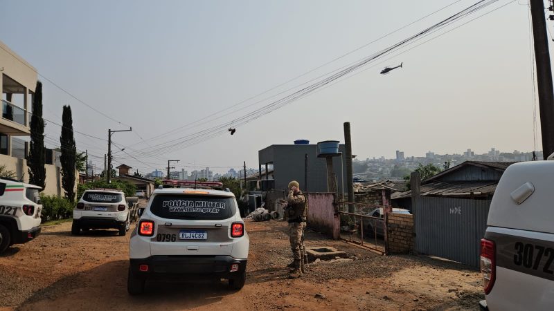 O carro teria sido levado em um suposto assalto em Chapecó.