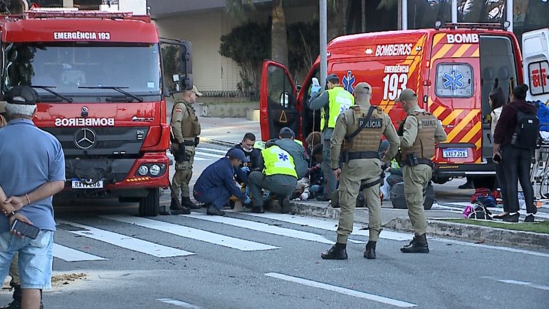 Atendimento do Samu e Corpo de Bombeiro no grave acidente em Florianópolis neste sábado